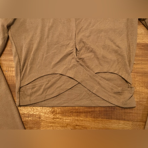 Cropped Long-Sleeve Cutout Shirt - Picture 3 of 4